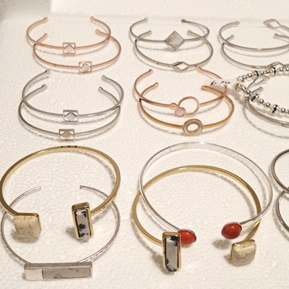 A2#.  25 NEW Bracelets - Picture 3 of 8